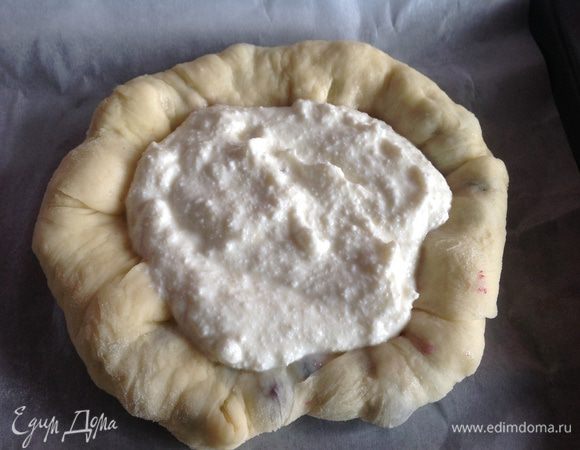 В середину выложите творожную массу.