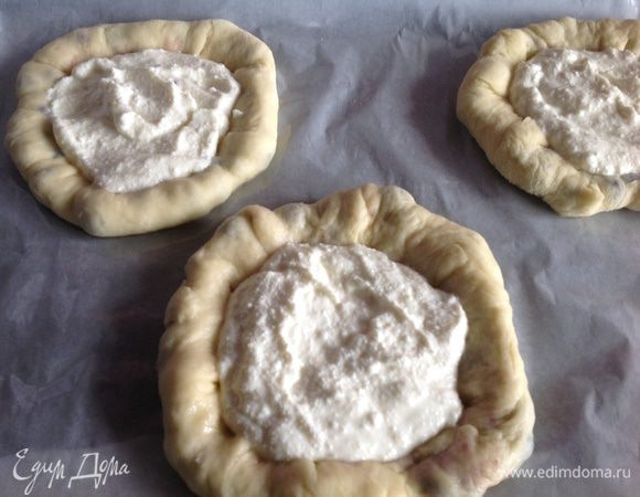 Противень застелите бумагой для выпечки, смажьте маслом, выложите ватрушки. Поставьте в теплое место на 10 минут.