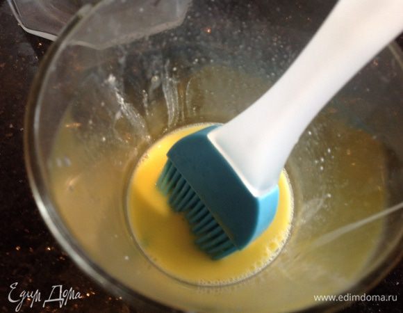 Желток взбейте с 1 ст л холодной воды. Смажьте им ватрушки.