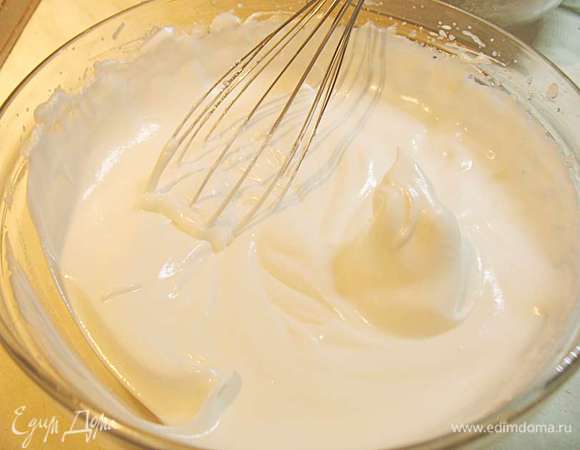 Готовим итальянскую меренгу. В кастрюльку насыпаем сахар (150 г) и наливаем воду (3 ст.л.). Ставим кастрюльку на огонь и варим сироп до температуры 117 градусов (или если капнуть на блюдце появится плотный шарик). Взбиваем белки до мягких пиков и не переставая взбивать добавляем кипящий сироп тонкой струйкой. Продолжаем взбивать еще минут 10 до остывания меренги. 