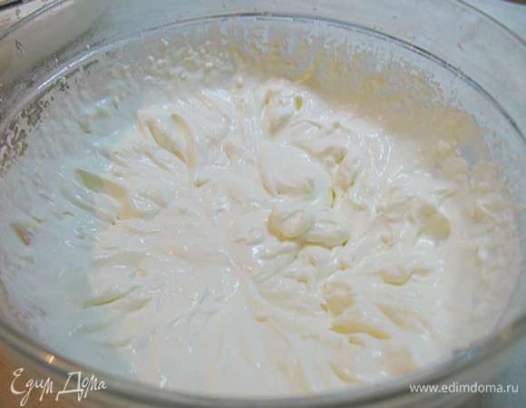 Сливки взбить до устойчивых пиков. 