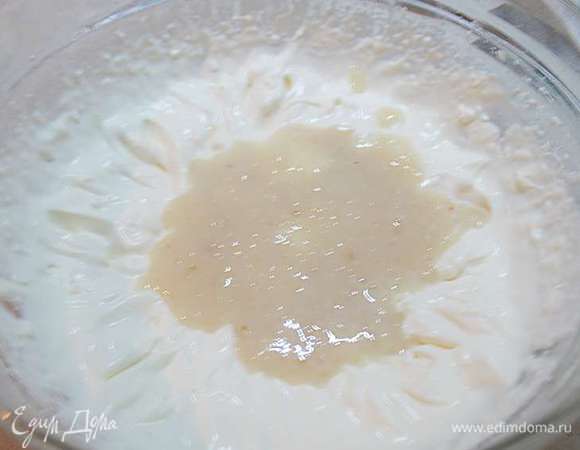 Аккуратно вводим миндальную смесь во взбитые сливки. 