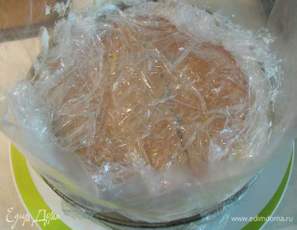 СБОРКА. Форму диаметром 20 см выстелить пищевой пленкой, а сверху кладем на дно и стенки толстую пленку.  В подготовленную форму выливаем 2/3 части мусса. Достаем из морозилки абрикосовую часть и кладем ее на мусс абрикосовым кремю вверх слегка вдавливая ее в мусс. Выкладываем остальную часть мусса и кладем миндальный дакуаз. Ставим в морозилку на пару часов. 