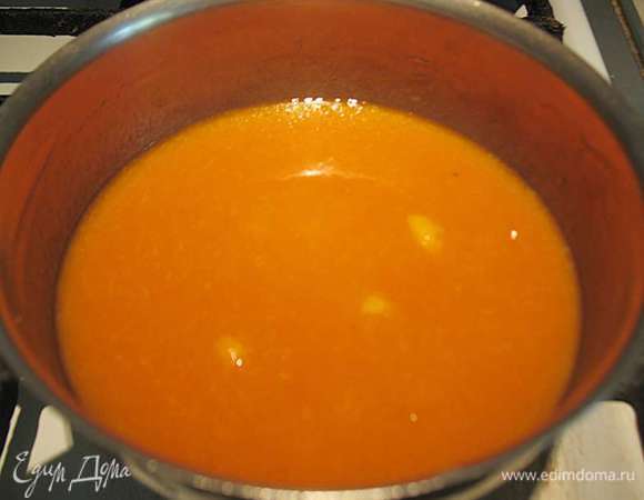 С абрикосов снять кожицу и сделать пюре. В абрикосовое пюре влить сироп, прогреть до 90 градусов и ввести желатин, мешая растворяем распущенный желатин. Охлаждаем нашу глазурь до комнатной температуры. 