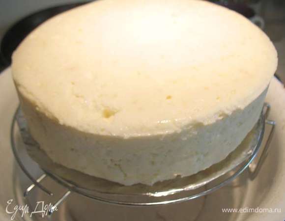 С торта снимаем форму и ставим его на решетку. 