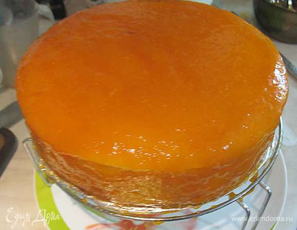 Заливаем торт глазурью. Я заливала его несколько раз. Первый раз выливаем половину глазури и плоской длиной лопаткой равняем ее по верху. Даем постоять пару минут. Глазурь лучше на это время поместить в холодильник. Заливаем его второй раз и также сверху лопаткой равняем. Но лучше сами решайте сколько раз заливать. Торт готов украшаем (у меня пока не получается красиво украшать).
