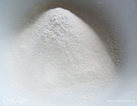 Смешиваем крахмал (за неимением кукурузного берем картофельный) с мукой и трижды просеиваем через мелкое сито, чтоб насытить смесь кислородом.