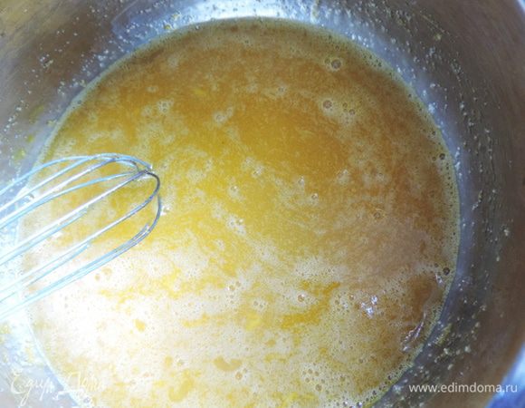 Смешиваем в кастрюльке сахар с яйцами. И отправляем ... прямо на плиту. Непрерывно помешивая, доводим нашу смесь до 45 градусов (если градусника нет, то смесь должна быть хорошо теплой, но не горячей!). Сахар почти полностью раствориться и масса станет жидкой. Не пугаемся, все нормально.