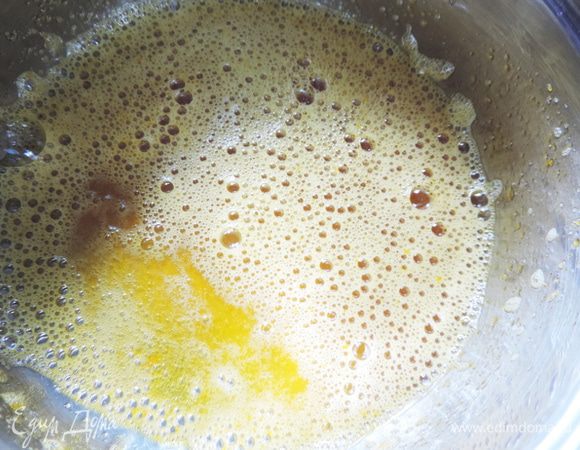 Когда масса достигнет нужной температуры, сразу же снимаем с огня и начинаем взбивать миксером на большой скорости. Сначала кажется, что это напрасная затея. Смесь очень жидкая. На фото начало взбивания.