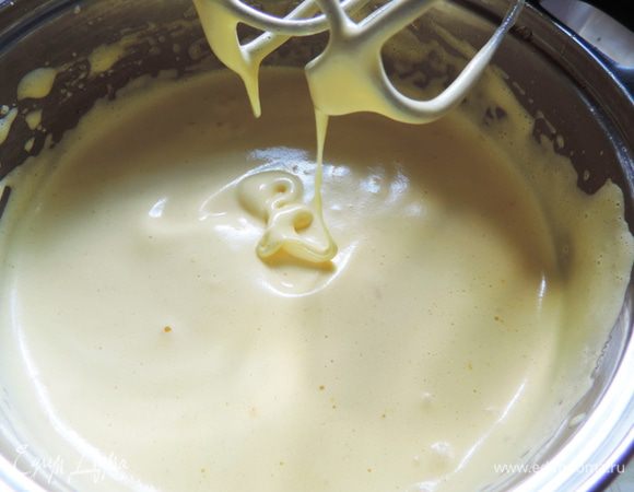 Но не отчаиваемся и продолжаем взбивать. Масса начинает густеть и светлеть прямо на глазах. Взбиваем ее до тех пор, пока она будет увеличиваться в объеме. Когда масса станет очень густой и светлой, и дальнейшее взбивание не будет приводить к увеличению объема, а на массе будут видны следы от стекающих с венчиков капель - взбивание прекращаем.