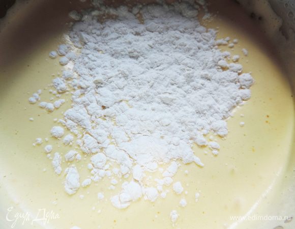 Теперь аккуратно просеиваем сверху треть сухой смеси. Осторожно перешиваем лопаткой сверху вниз от краев к центру. Оставшуюся сухую смесь вводим аналогично за два приема.