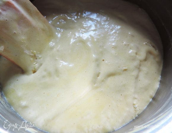 Получаем довольно густое и очень воздушное тесто.