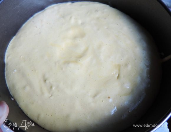 Полученное тесто переливаем в форму диаметром 18-22 см, выстеленную пергаментом. Бока формы ничем не смазываем!