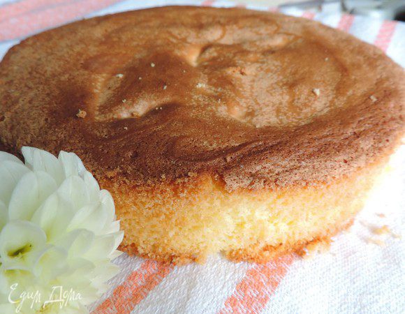 Если хотите получить более высокий бисквит, то выпекаем в форме 18см. Его можно будет разрезать на 4 пласта. Форма 20 см даст возможность разрезать бисквит на 3 пласта. Соответственно, в форме 22см вы выпечете бисквит, который сможете разрезать на 2 пласта. Брать форму больше не рекомендую, или увеличивайте количество ингредиентов.
Выпекаем тесто в разогретой до 180 градусов духовке 18-25минут. Ориентируйтесь по своей духовке и сухой лучинке. Чем меньший диаметр формы - тем больше время выпечки.