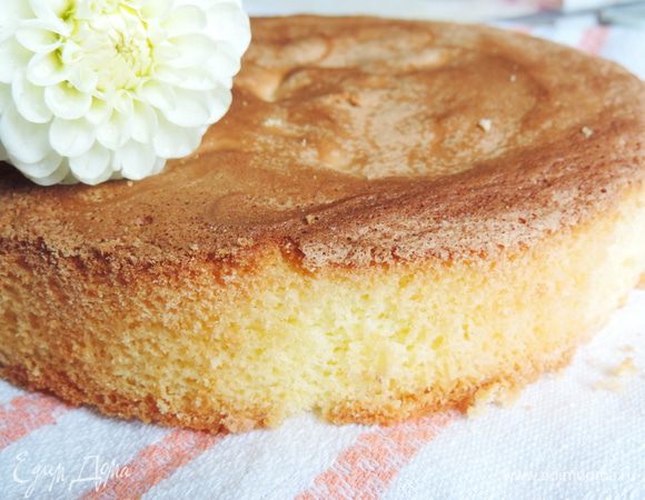 Готовый бисквит полностью остудить в форме. Я переворачиваю форму дном вверх на решетку до полного остывания. Так он точно не осядет)))
Наш практически невесомый бисквит! Очень нежный.