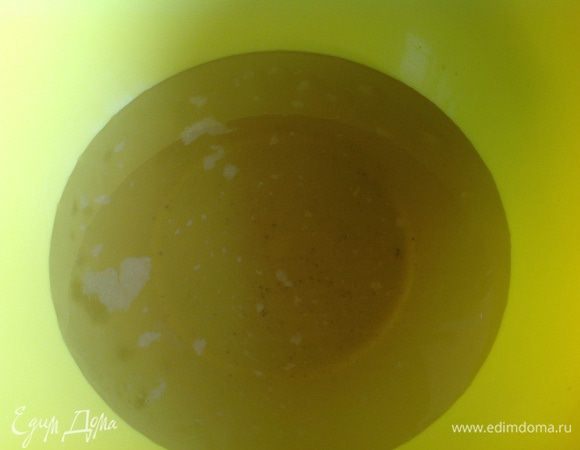 В кастрюле смешайте воду с солью и сахаром, помешивайте до тех пор, пока соль и сахар нерастворятся.