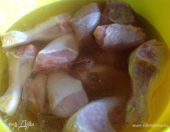 И окуните нарезанную кусочками курицу. Накройте крышкой и поставьте в холодильник мариноваться на 8 часов.