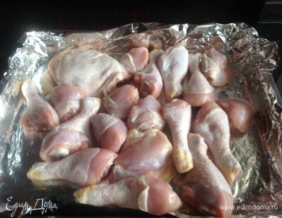Противень застелите фольгой. Выньте курицу из маринада и обсушите бумажным полотенцем. Выложите кусочки курицы на подготовленный противень и, не накрывая, поставьте в холодильник на 1 час.