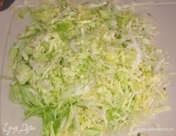 Приготовить начинку:
Нашинковать капусту, лук нарезать мелкими кубиками, кисло-сладкие яблоки дольками. 
1 ст.л. сахара расплавить в глубокой сковороде до золотистой карамельной массы, добавить сливочное масло. Положить капусту, лук, раздавленный чеснок и слегка обжарить на медленном огне при частом помешивании. Приправить начинку слабожгучей паприкой, солью, белым или черным молотым перцем, сверху положить яблоки и тушить под крышкой 10-15 минут. В конце готовки добавить уксус и петрушку.
