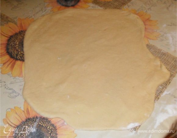 Раскатать тесто в круглый пласт, выложить им, смазанную маслом разъемную форму, диаметром около 24 см. Выложить начинку на тесто и выпекать в предварительно нагретой до 200С духовке до образования золотистой корочки.