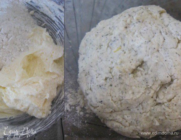 В сливочную массу в два приема добавить мучную. Замесить тесто.
Сформировать из теста колбаску, завернуть в п.пленку и убрать в холодильник, на 1 час.
Я убираю в морозилку.
