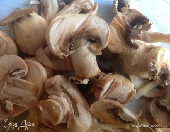 Духовку разогрейте до 200 градусов.

Шампиньоны вымойте, почистите и тонко нарежьте.