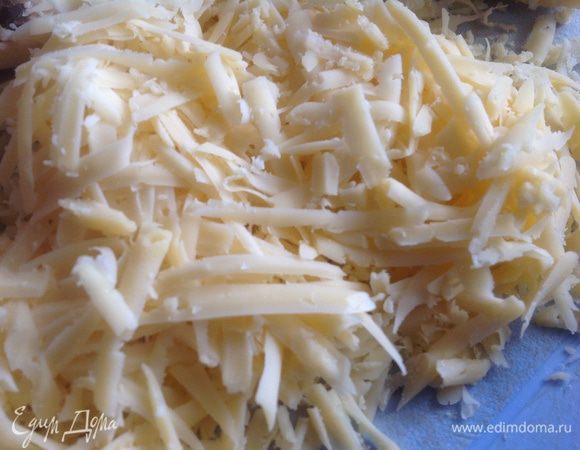 Сыр натрите на крупной терке.
