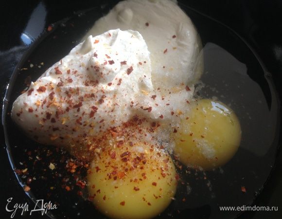 Яйца смешайте со сметаной, посолите и поперчите.