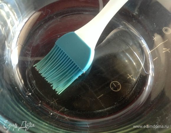 Теплую форму для запекания смажьте маслом.