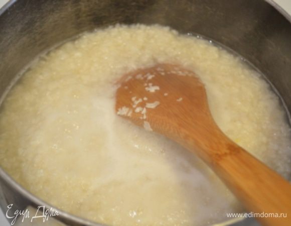 Довести воду до кипения, добавить хлопья и варить до загустения около 5 минут. Остудить.