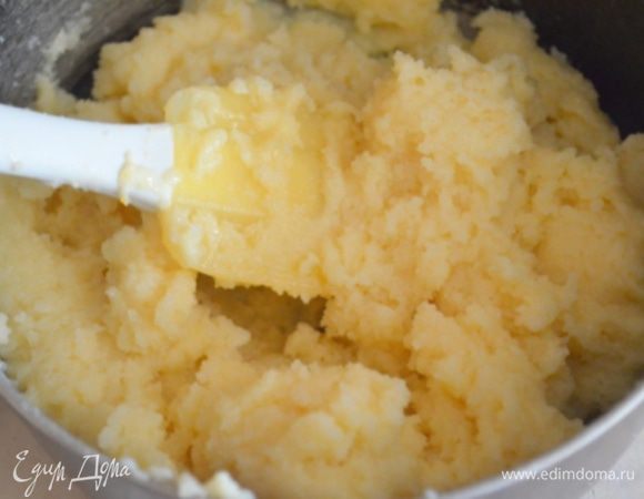 В большой миске смешать овсянку, яйцо, оба сахара, муку и цедру с разрыхлителем. 