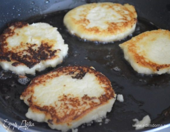 На сковороде разогреть растительное масло, выложить на нее порциями ложкой тесто и обжарить оладушки с обеих сторон под крышкой.