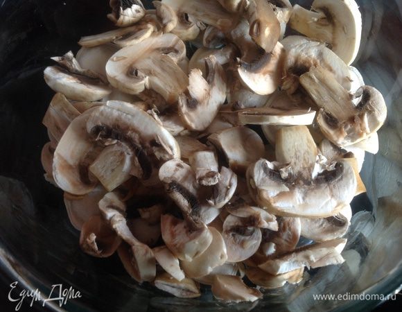 Сверху выложите грибы.