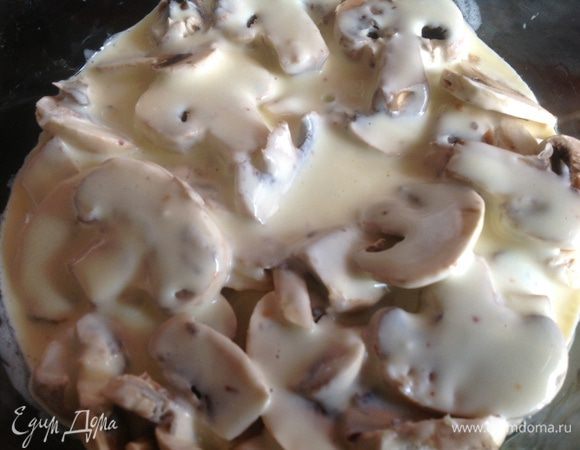 Залейте яично-сметанной смесью.