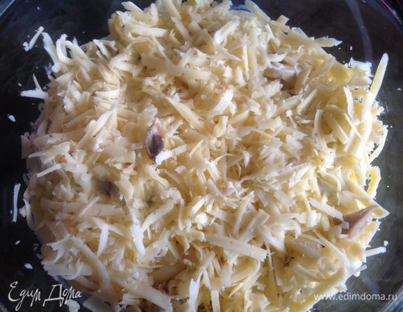 Посыпьте тертым сыром.