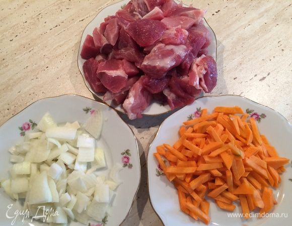 Мясо помыть, обсушить бумажным полотенцем. Порезать небольшими кусочками.
Морковь порезать крупной соломкой, лук - полукольцами.
