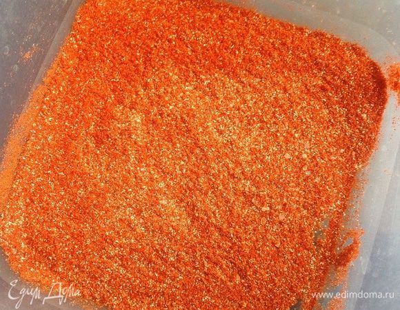 Тем временем смешайте в миске все ингредиенты для барбекю, кроме растительного масла, и отставьте в сторону.