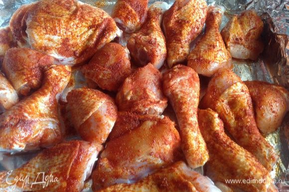 Смажьте курицу растительным маслом и смесью для барбекю. Готовьте в духовке в режиме "гриль" при 200 градусах или на открытом огне.