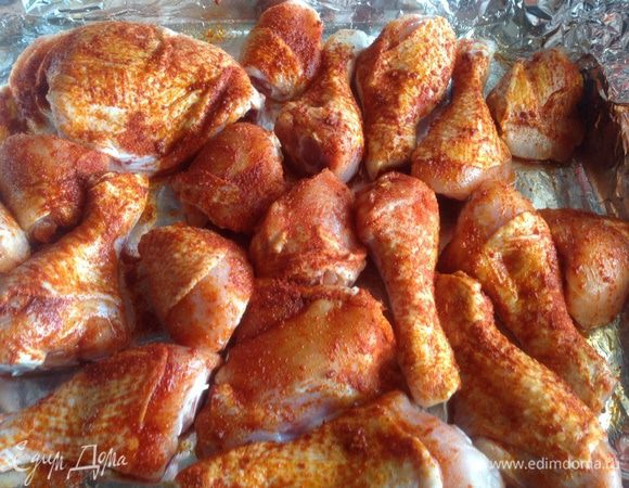 Смажьте курицу растительным маслом и смесью для барбекю. Готовьте в духовке в режиме "гриль" при 200 градусах или на открытом огне.