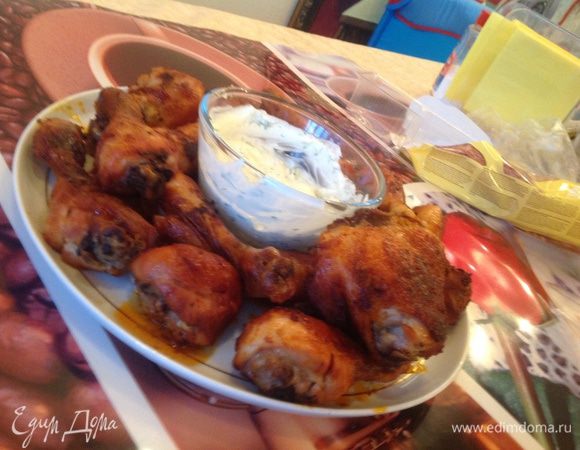 Я подавала курицу с белым соусом: смешайте майонез и сметану в равных пропорциях, добавьте мелко рубленную зелень и чеснок по вкусу.

Приятного аппетита!!!