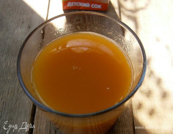 Персиковый сок подогреть до тёплого состояния ( у меня был детский, яблочно - персиковый сок с мякотью).