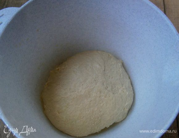 Дрожжи растворить  в тёплом соке. Добавить сахар, соль, просеянную муку  и замесить тесто. Месить ~ 10 минут. В конце замеса ввести мягкое сливочное масло и хорошо вымесить. Тесто должно быть мягкое и чуть липнующее к рукам.
Сложить в смазанную маслом миску, накрыть плёнкой..