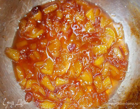 и варить, помешивая, до загустения ~ 5 минут. Снять с огня. ( Чтобы облегчить процесс, можно использовать готовый персиковый джем -  понадобится 2 ст. л. джема).