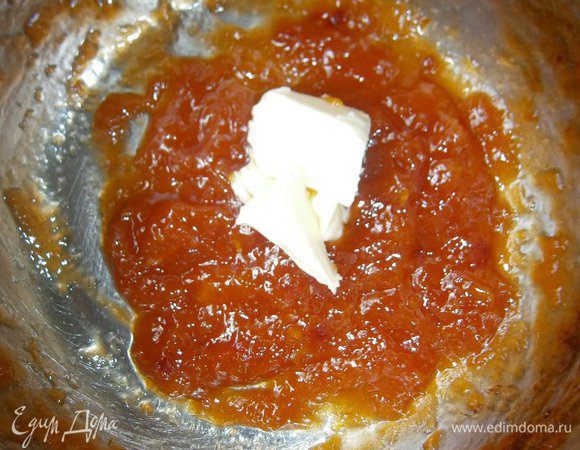 При помощи блендера измельчить в однородную массу. Снова поставить на огонь, добавить масло и дать ему полностью разойтись.