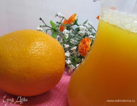 Из апельсинов отжать сок.