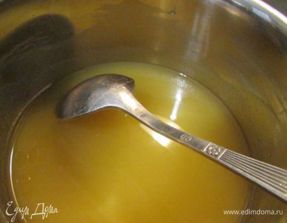 Поставить смесь на огонь. Дать закипеть и варить 1 минуту. Снять с огня. Дать чуть-чуть остыть. 