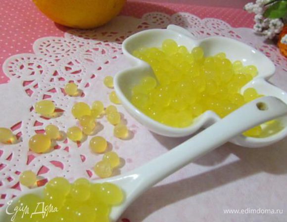 Набрать в пипетку или шприц желе и по капле выпускать в холодное масло. Желе сразу же застынет. Затем откинуть на дуршлаг и промыть апельсиновую икру под очень холодной водой, для снятия лишнего масла. Всё – оригинальный десерт готов, который может послужить отличным украшением тортов и разнообразной выпечки! 