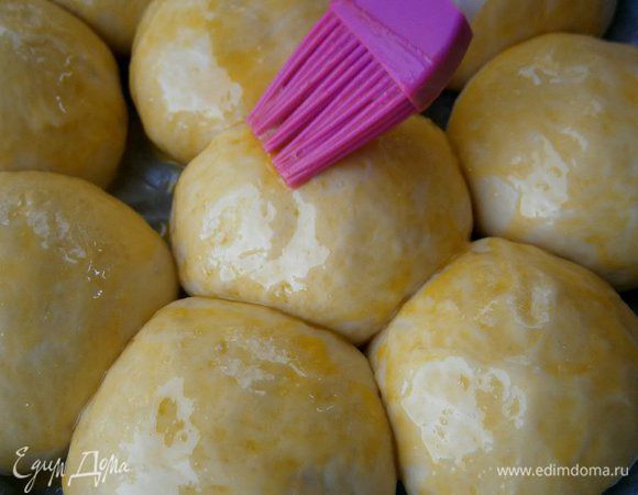 Подошедшие булочки смазать желтком.