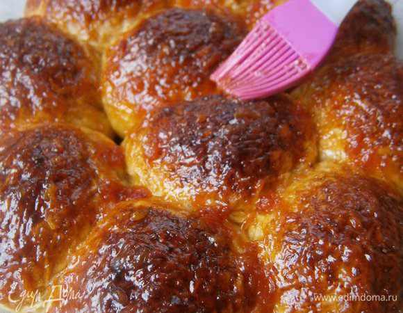 Горячие булочки смазать глазурью и дать остыть на решетке.