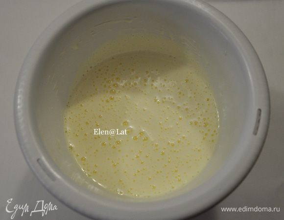 Готовим тесто. Для этого взбить в густой крем яйца с сахаром.